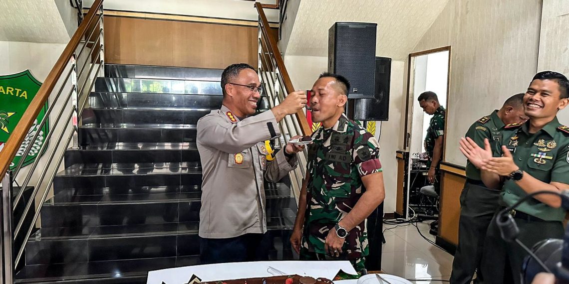 Kapolres Metro Jakarta Timur Berikan Surprise Ke Kodim 0505/JT Pada HUT TNI Ke 79