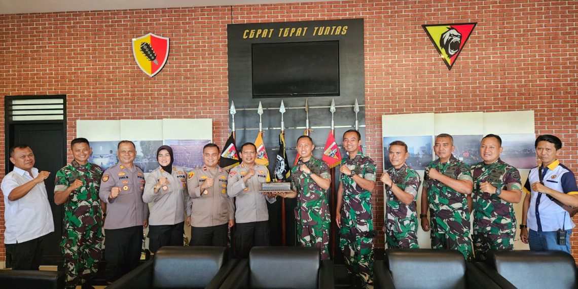 Polres Metro Jakarta Timur berikan Surprise ke TNI di wilayah Pasar Rebo Jakarta Timur dalam rangka HUT TNI Ke 79