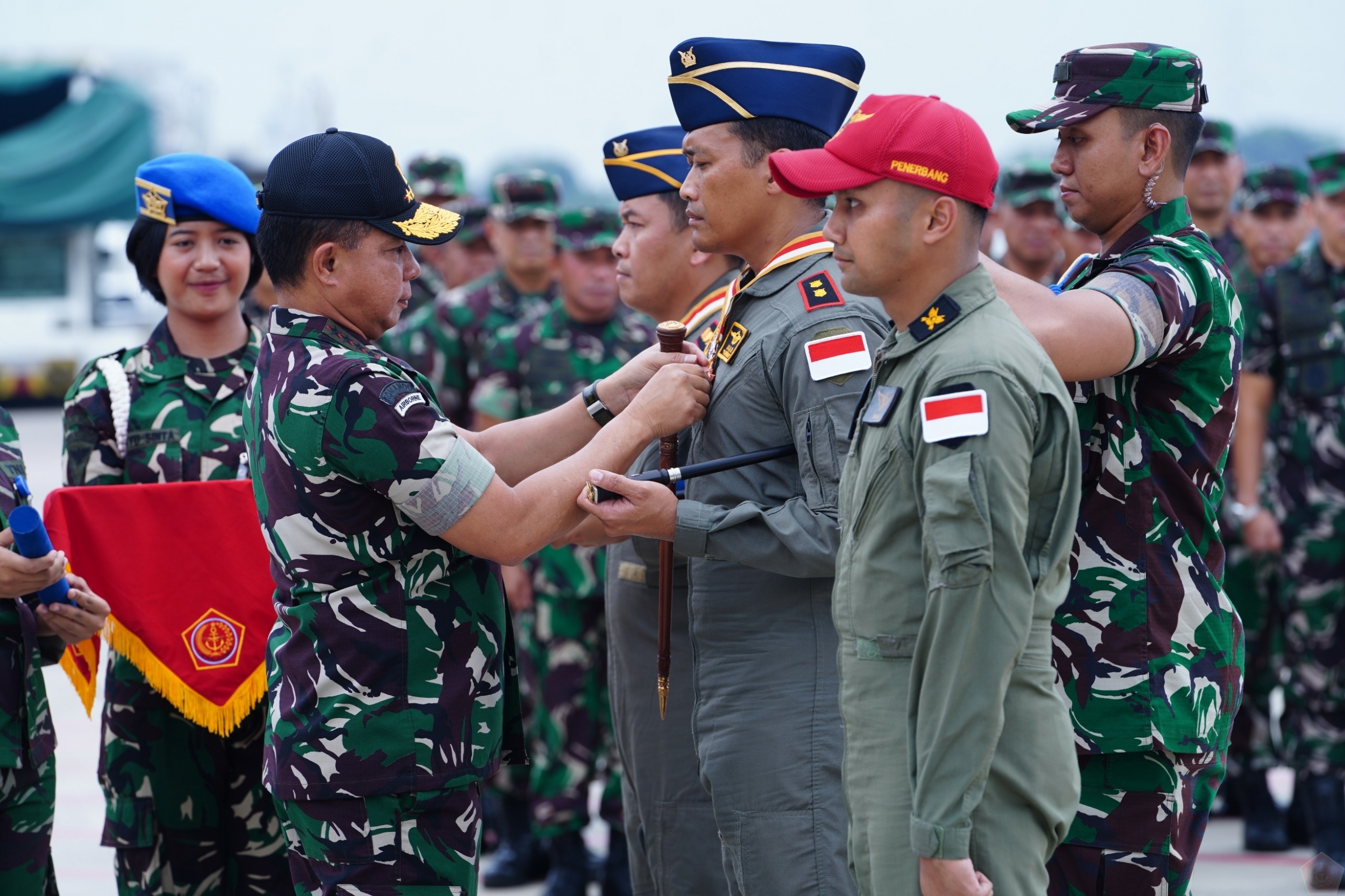 Panglima TNI Beri Penghargaan Kepada 24 Personel TNI Satgas Penanggulangan Bencana Alam Di Filipina