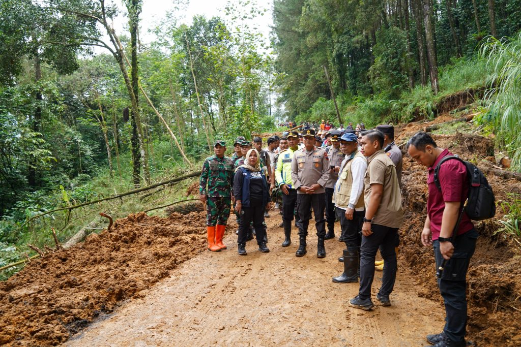 Kapolda Jateng Tinjau Lokasi Longsor Pekalongan, Kerahkan Unit K9 dan Ekskavator