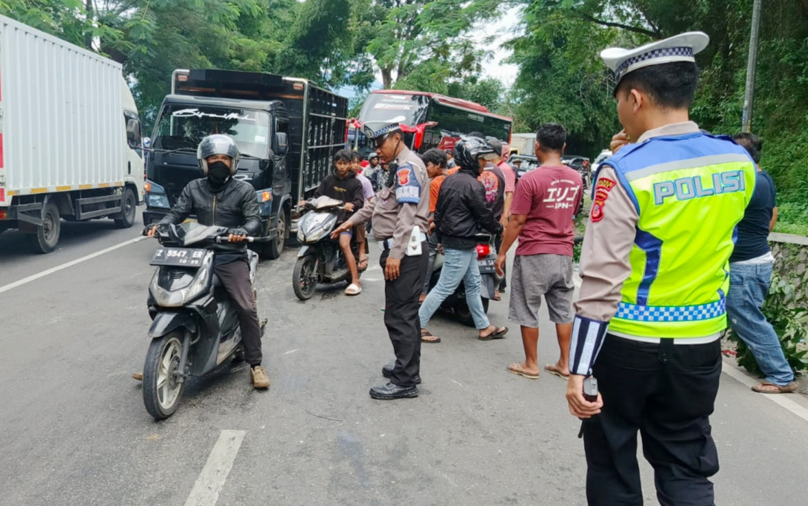 Polisi Gerak Cepat Tangani Kejadian Laka Lantas di Kabupaten Garut