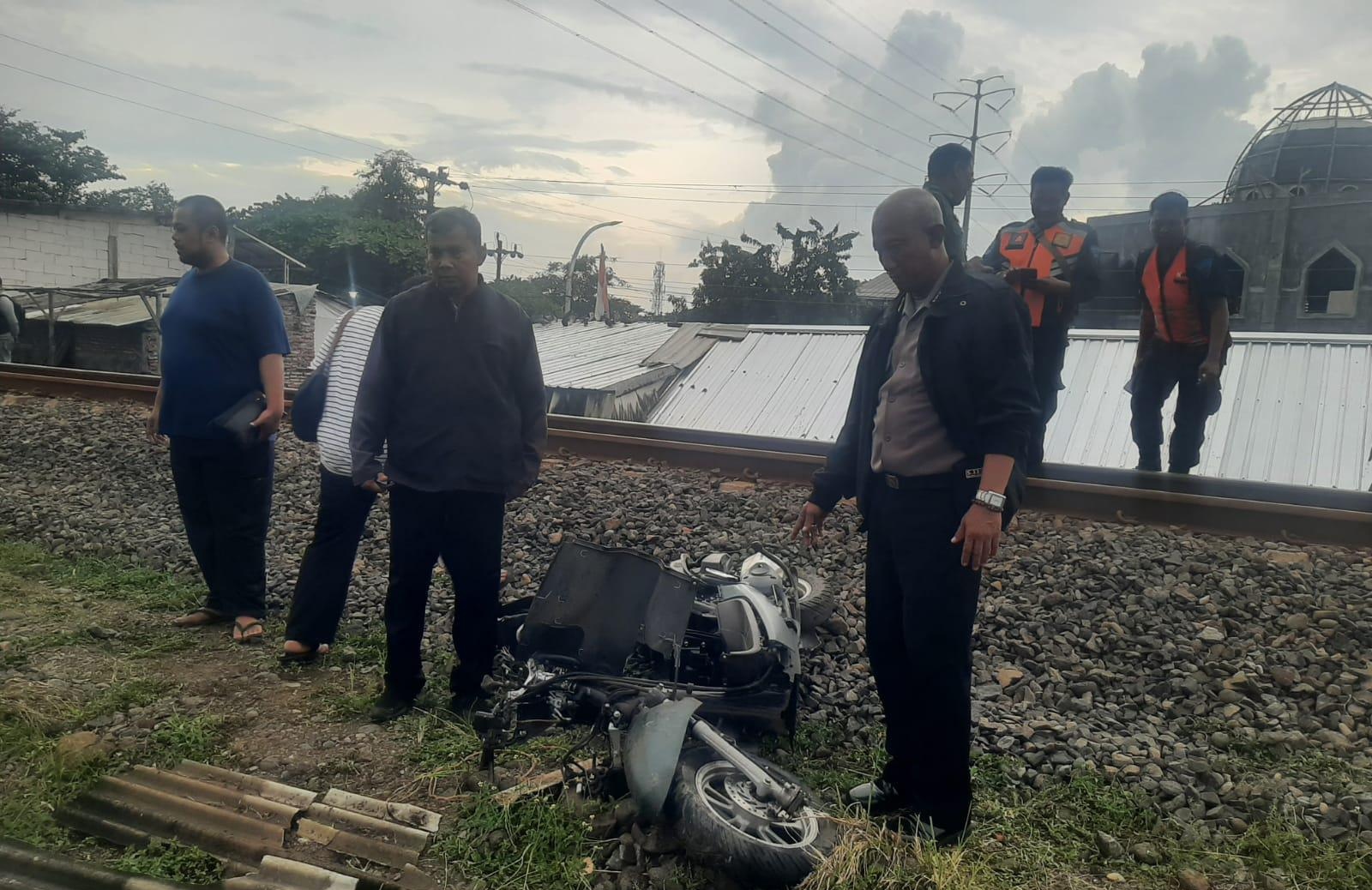 Terobos Palang Pintu Perlintasan Kereta Api, Siswi Tewas Tertabrak di Semarang