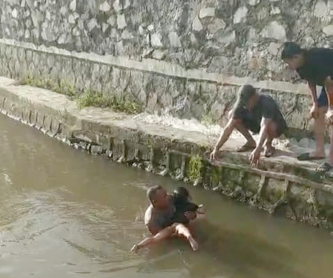 Bocah Tenggelam di Sungai Cipayung Tangsel, Polisi Berhasil Selamatkan