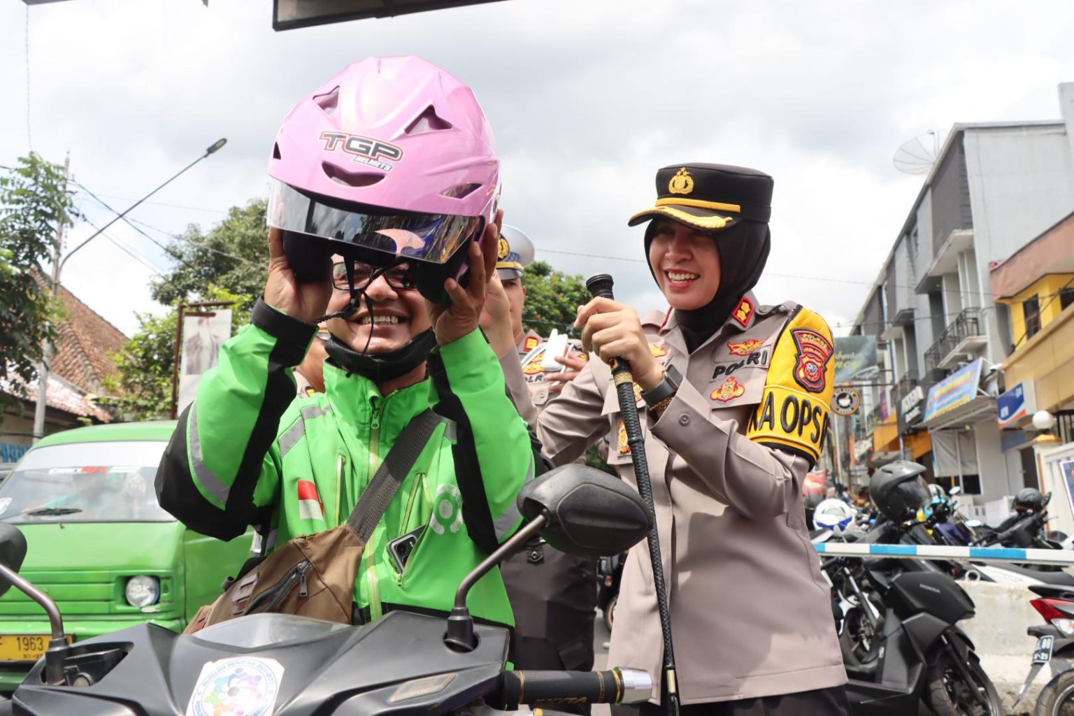 Gebyar Ops Keselamatan Lodaya-2025, Polisi di Sukabumi Bagi-bagi Helm dan Coklat