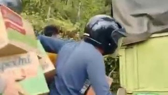 Viral! Warga Banyuasin Jarah Mie Instan dari Truk Kecelakaan di Betung
