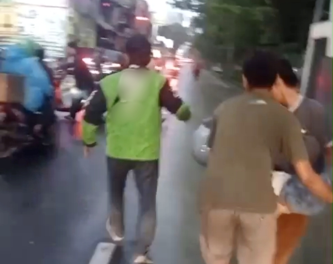 Pengendara Motor Terjatuh Bersenggolan Mobil Sedan di Tanah Tinggi Jakpus