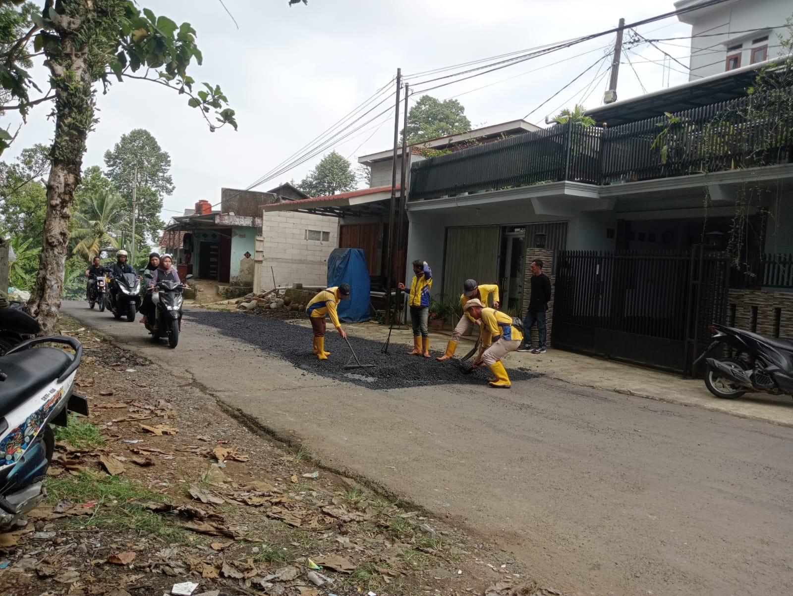 Pemdes Cikelat Lakukan Penambalan Aspal, Upaya Meningkatkan Kenyamanan dan Keselamatan Pengguna Jalan