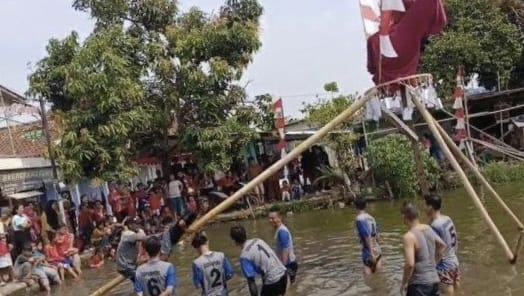 Pohon Pinang: Tumbang Setiap Agustus, Bangsa Tumbang Setiap Hari     Oleh: Saeed Kamyabi