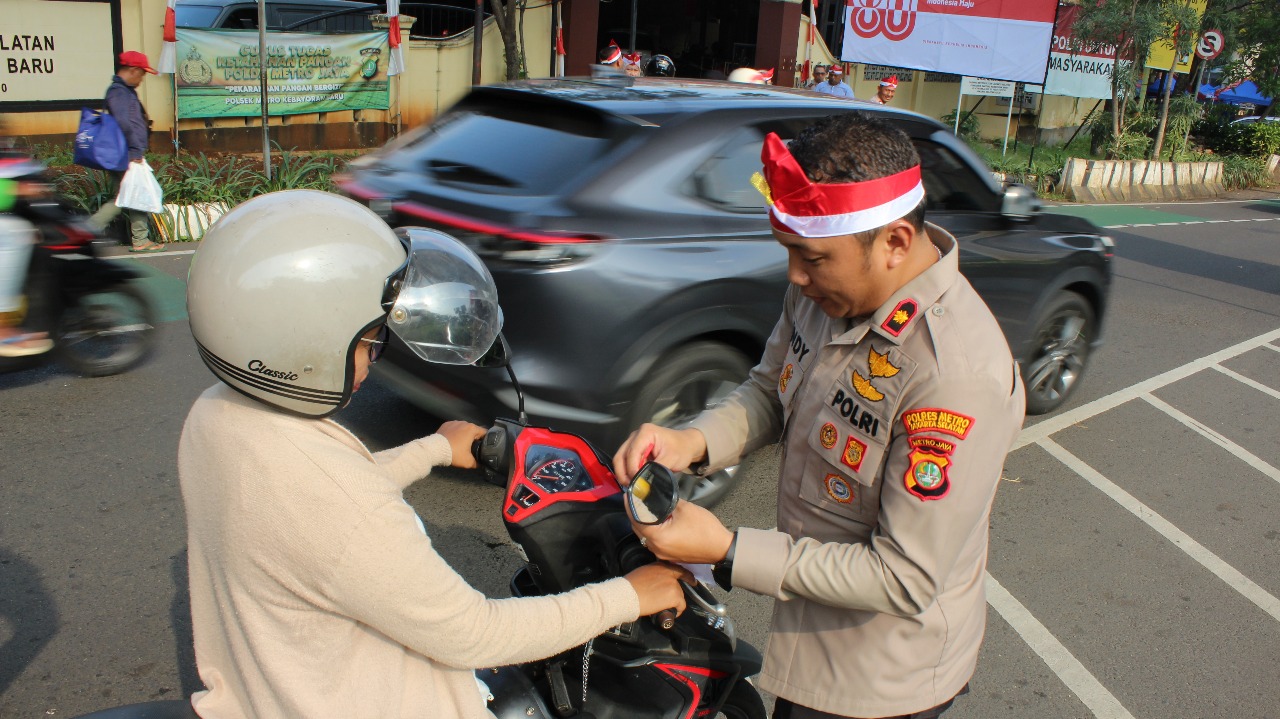 Kapolsek Kebayoran Baru Pimpin Pembagian Bendera Merah Putih Sambut HUT RI ke-80