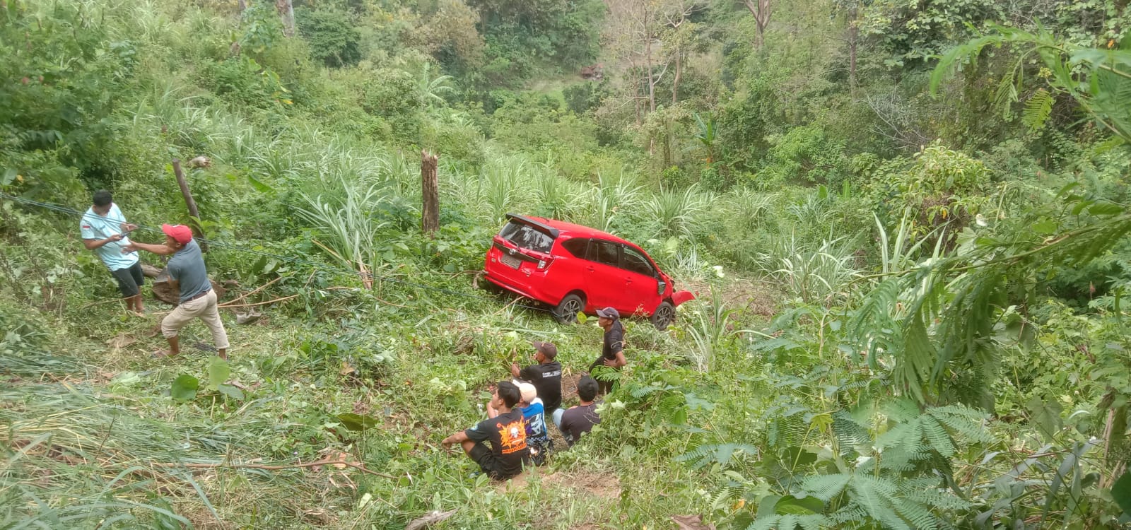 Mobil Terperosok ke Jurang di Jalan Pamuguan Pelabuhanratu, Tidak Ada Korban Jiwa