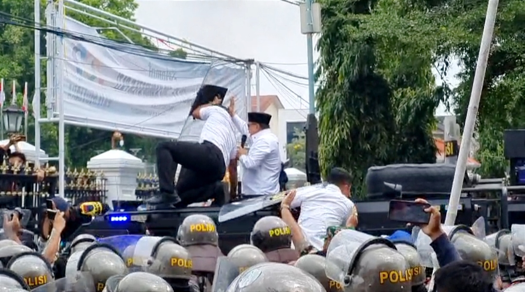 Bupati Pati Dilempari Massa Saat Menyapa Demonstran Tuntut Mundur