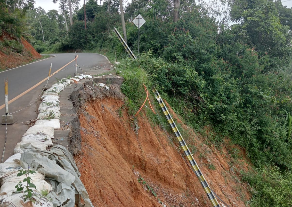 Longsor Sebabkan Jalan Amblas di Sukabumi, Warga Tagih Perbaikan