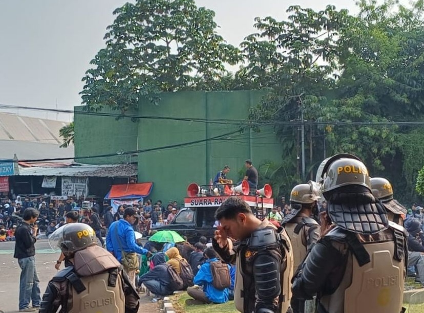 Gas Air Mata Dibalas, Unjuk Rasa di DPR Memanas