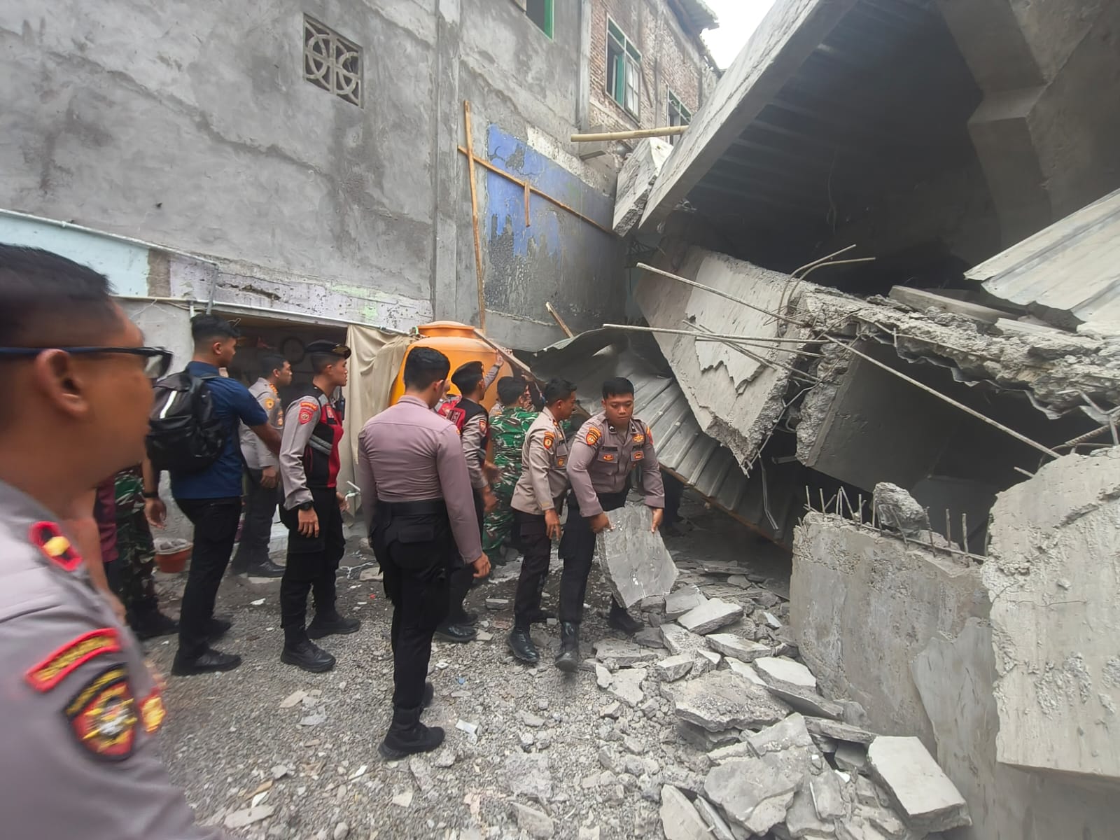 Bangunan Ponpes Al Khoziyn Ambruk, Polisi Evakuasi Korban dan Dirikan Posko DVI