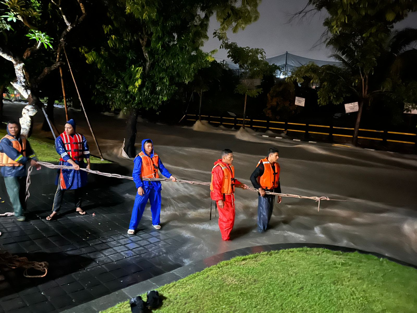 Polda Bali Sigap Atasi Dampak Banjir, Personel Dikerahkan Evakuasi Warga