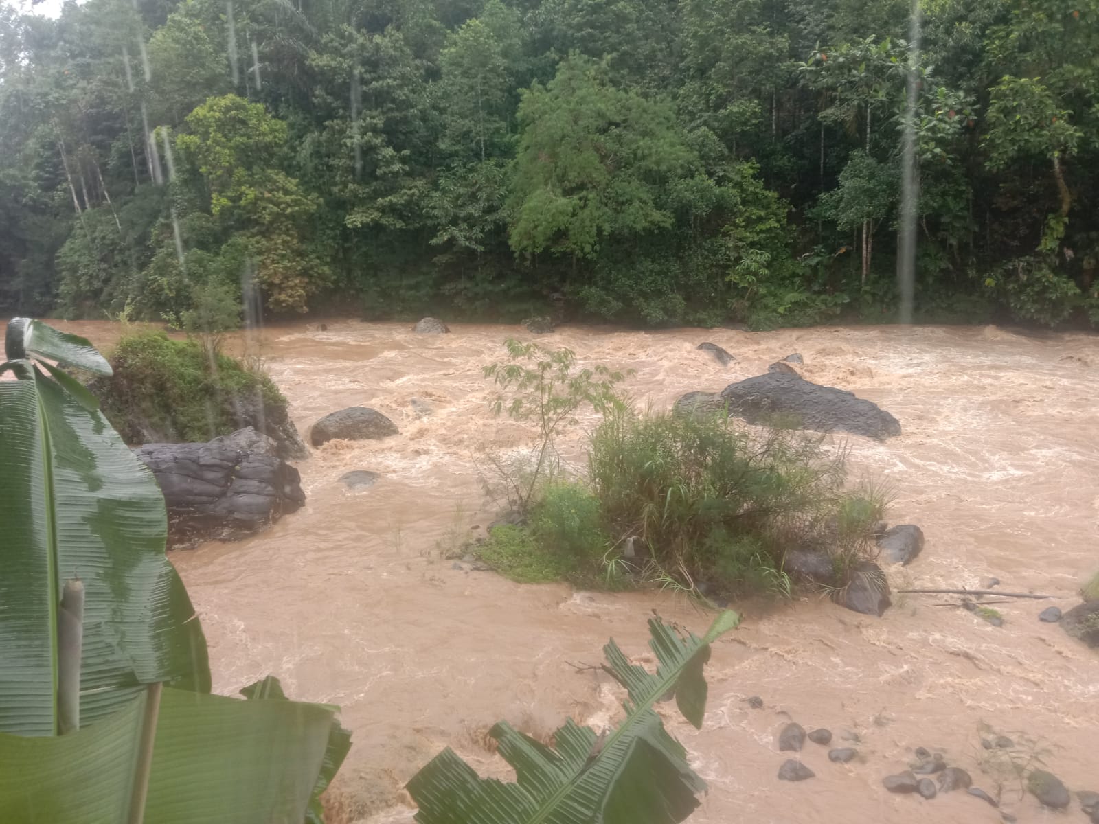 Curah Hujan Tinggi, Sungai Cibareno Meluap dan Picu Kekhawatiran Warga