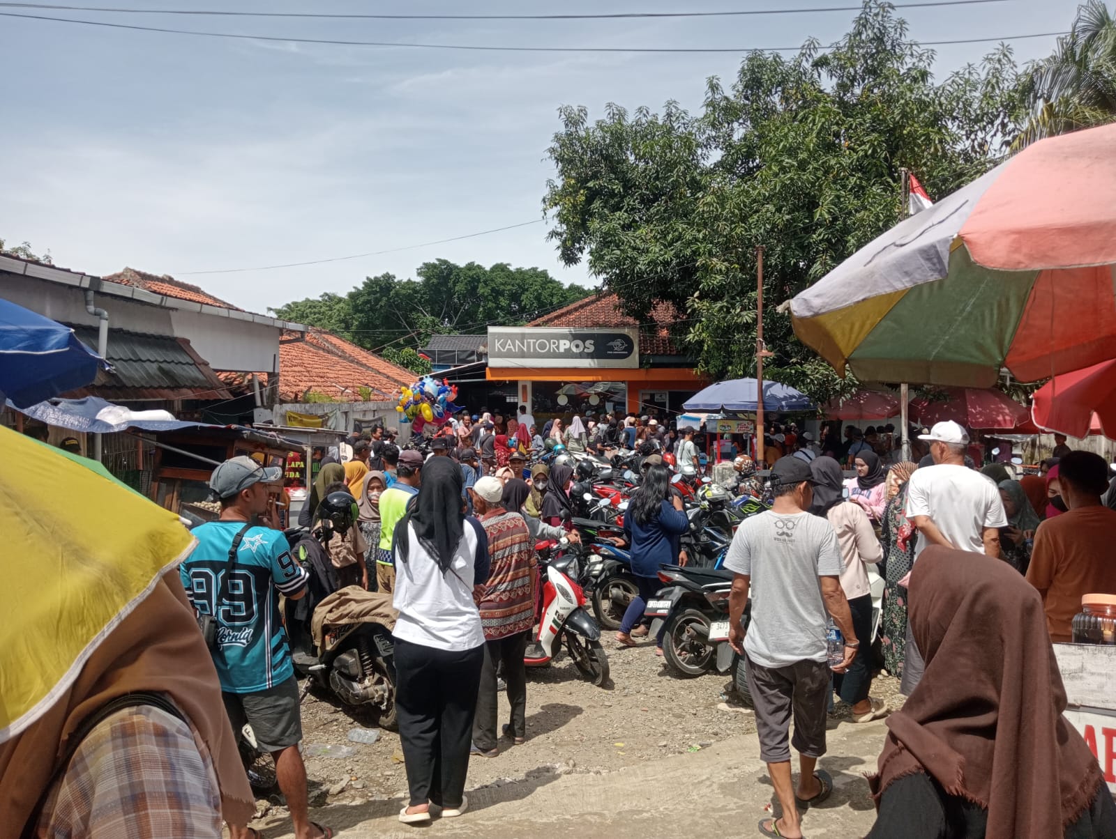 Kantor Pos Pelabuhan Ratu Diserbu Ribuan Warga Penerima BLTS Rp900 Ribu