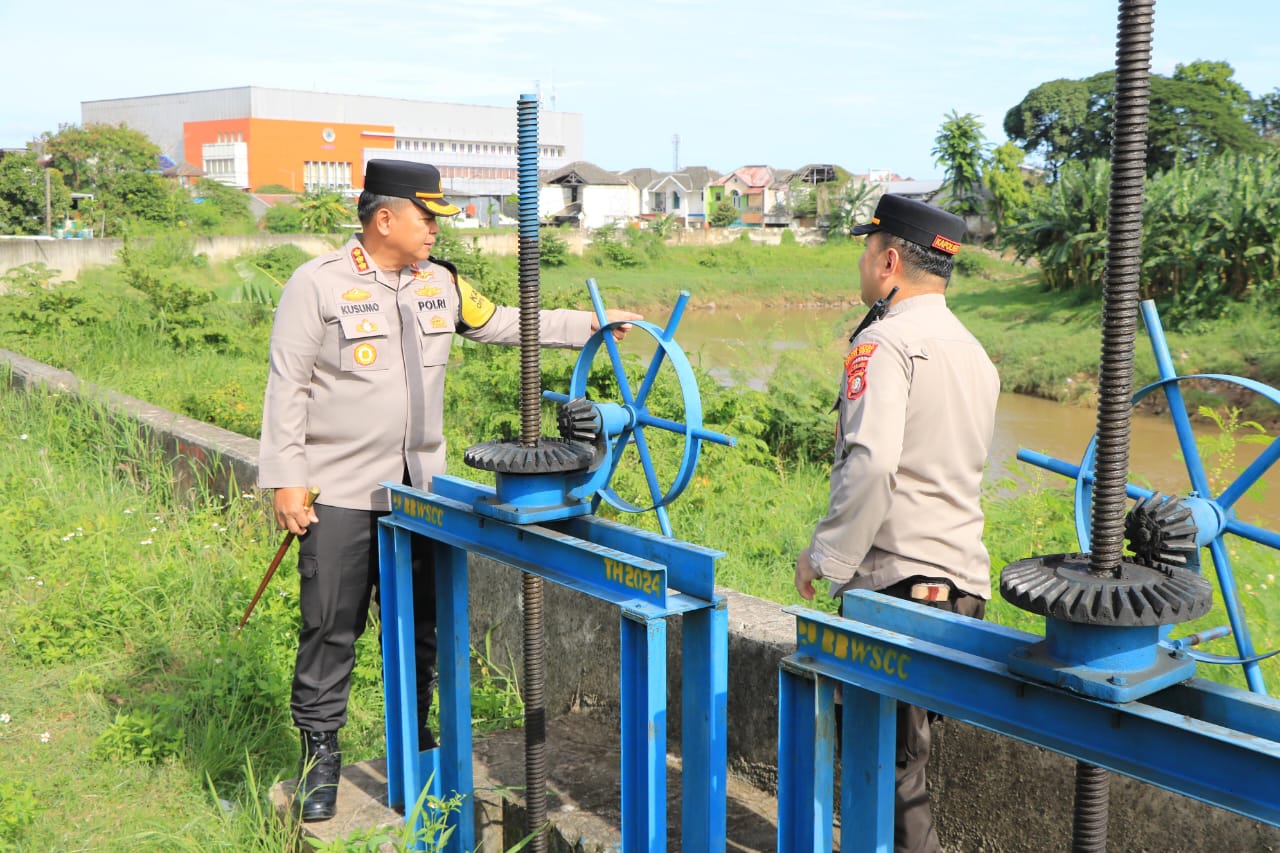 Antisipasi Musim Hujan, Kapolres Metro Bekasi Kota Tinjau Titik Rawan Banjir di Kali Bekasi