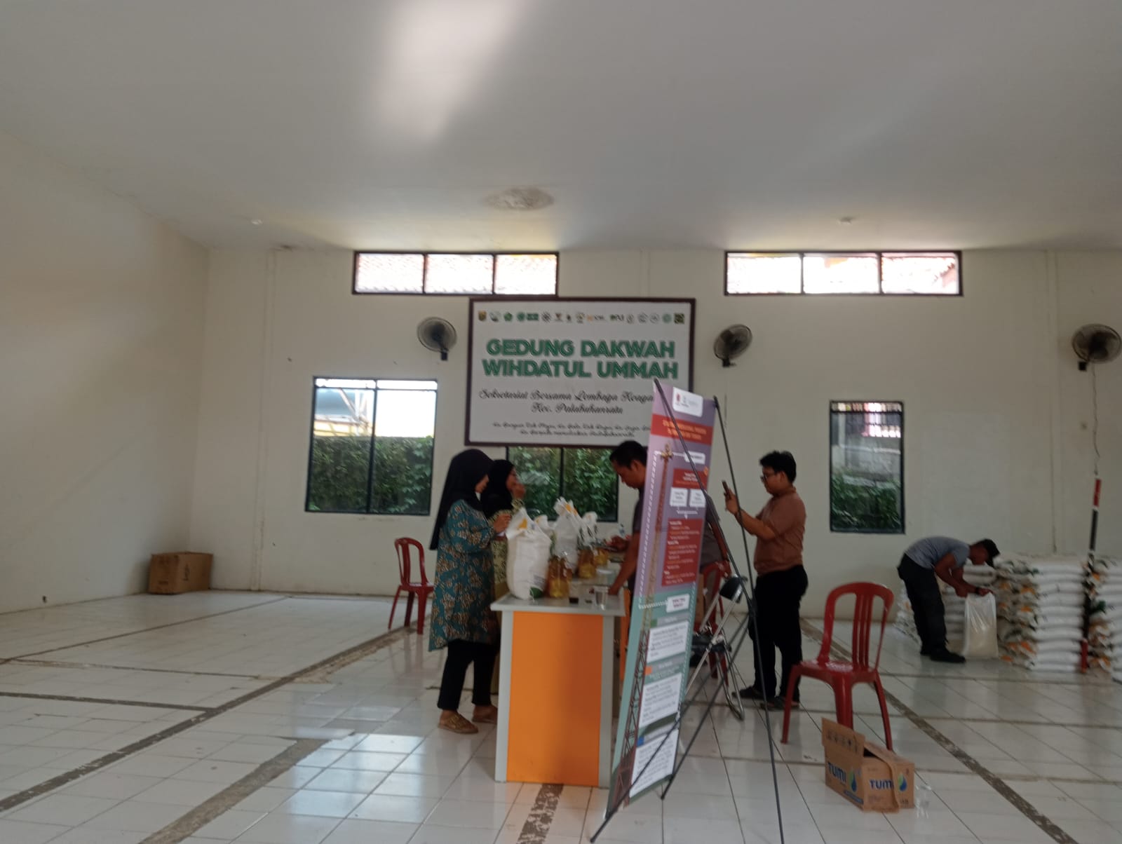 Warga Kelurahan Palabuhanratu Sukabumi Terima Bantuan Pangan dari Pemerintah Daerah