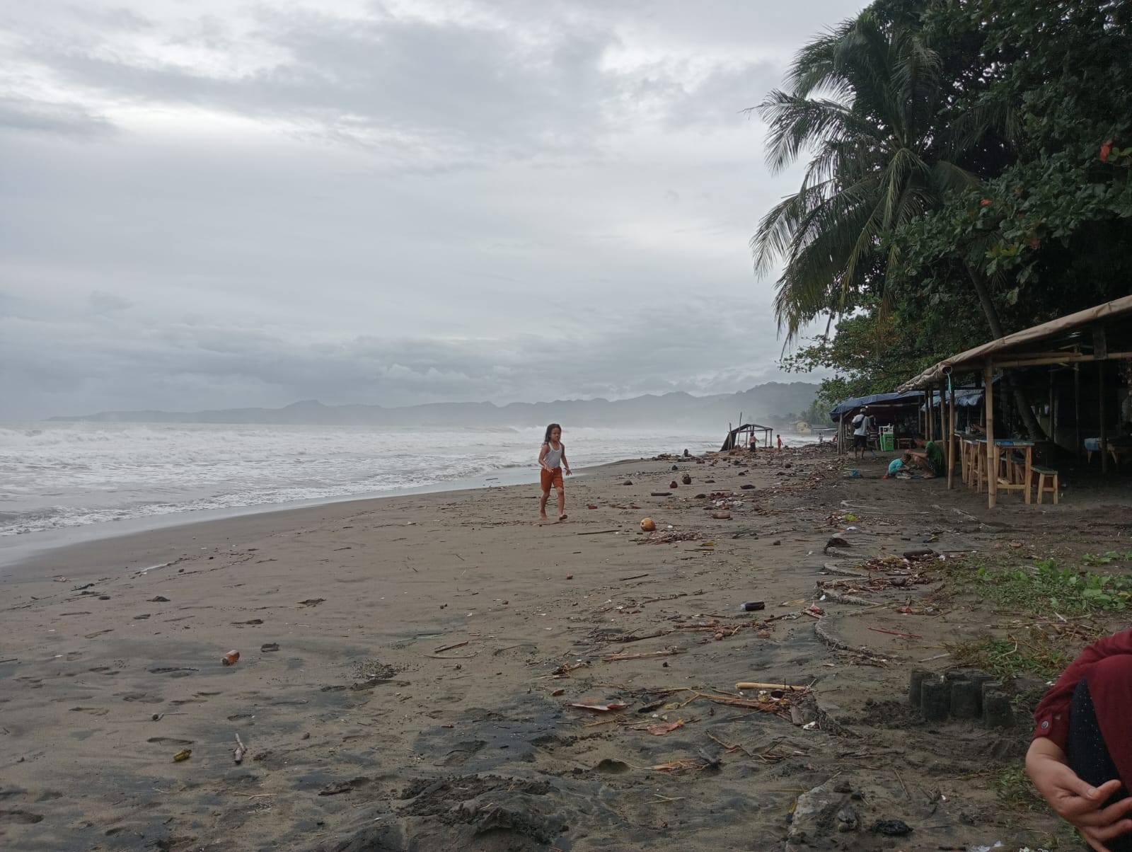 Air Laut Pasang Tinggi Terjadi di Pantai Citepus Palabuhanratu, Wisatawan Tetap Antusias Berlibur