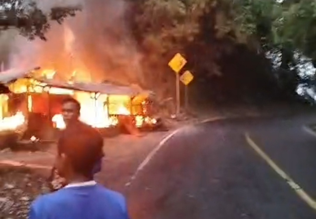 Percikan Bensin Picu Kebakaran, Warung Abah Ojar di Pamunguan Kabupaten Sukabumi Ludes Dilalap Api