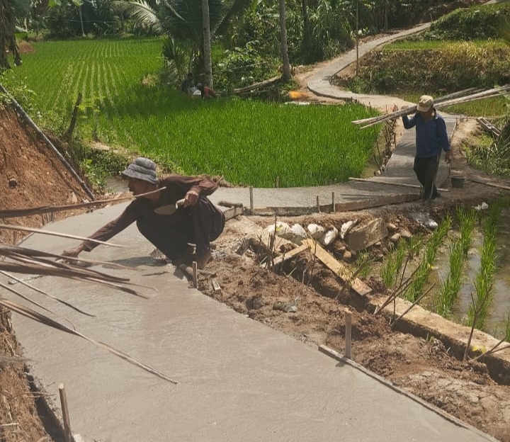 Pemdes Caringin Nunggal dan Warga Kp Cidahu Kompak Bangun Jalan Kini Hampir Rampung