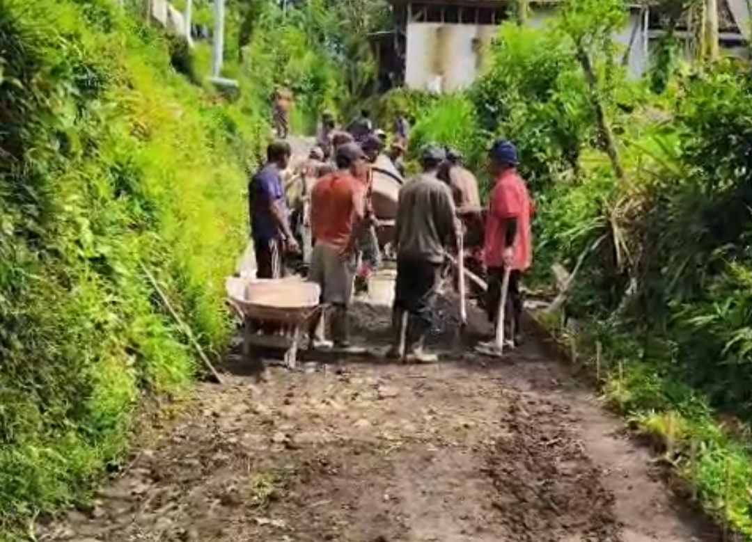 Jalan Tak Kunjung Dibangun, Abah Buhari dan Muhammad Harnu Rogoh Kocek Pribadi Bantu Warga Kali Banter Kabupaten Lumajang 