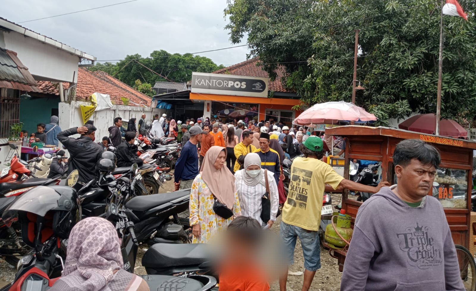 Kantor Pos Palabuhanratu Dipadati Warga Penerima Bantuan BLTS KESRA Rp900 Ribu