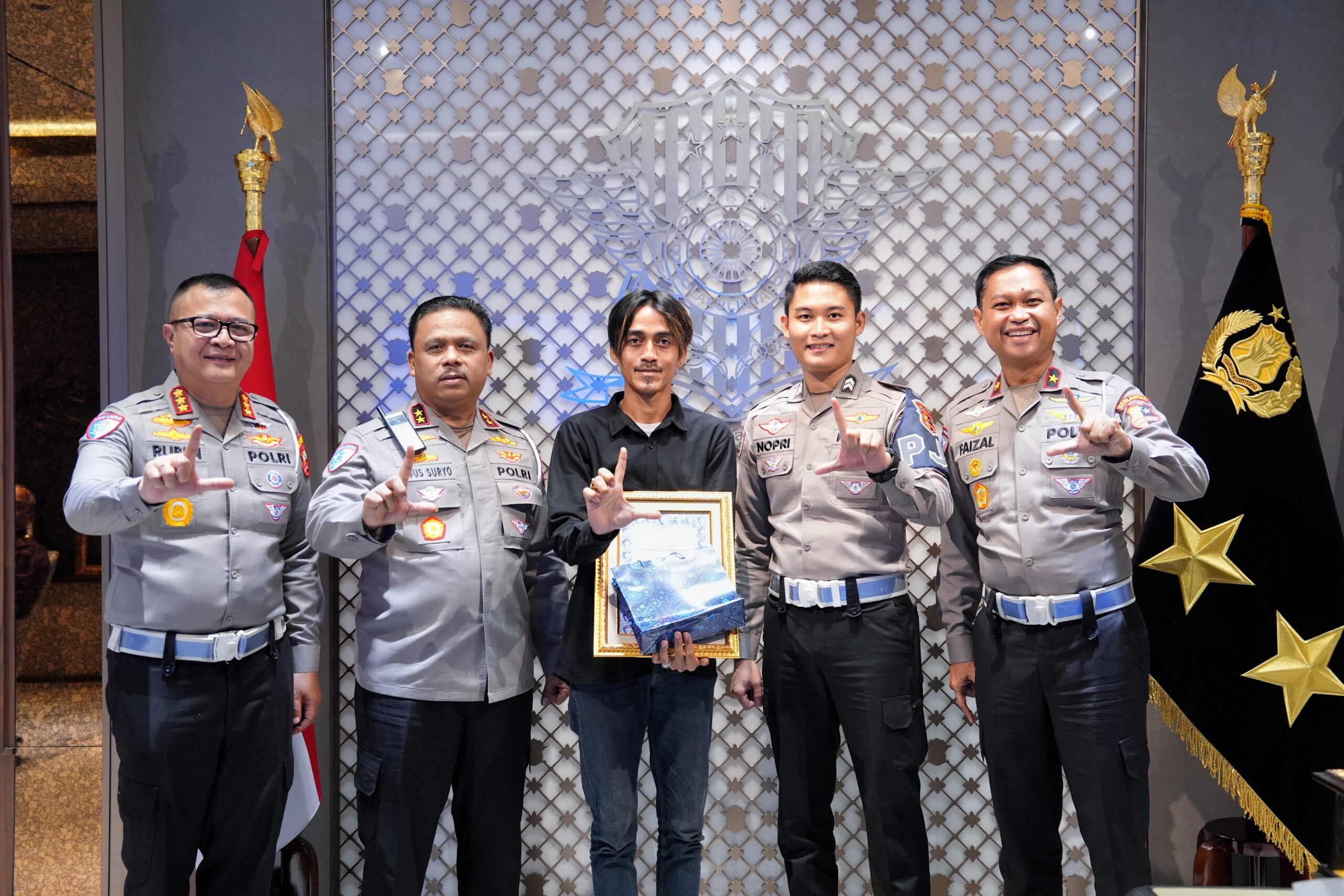 Aksi Heroik di Tol Japek KM 21, Kakorlantas Polri Beri Penghargaan Sopir Truk