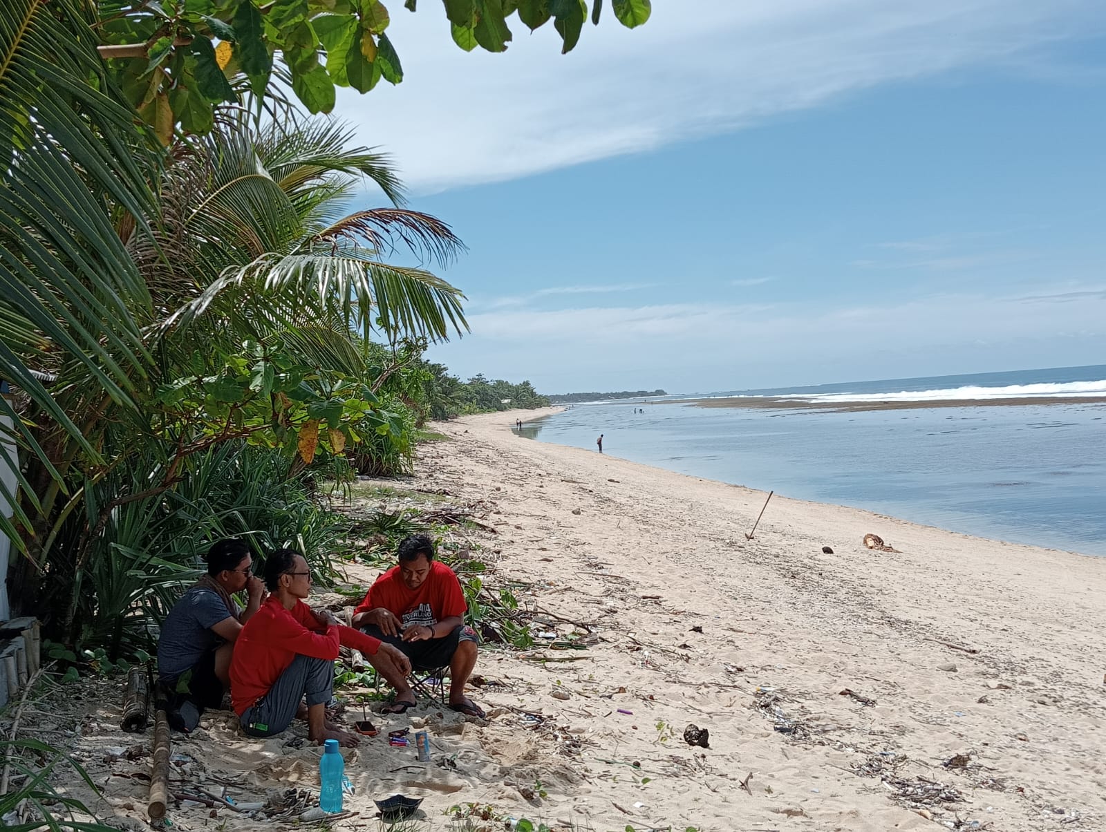 Cuaca Cerah dan Panorama Indah, Wisatawan Apresiasi Keindahan Pantai Cibuaya Ujung Genteng