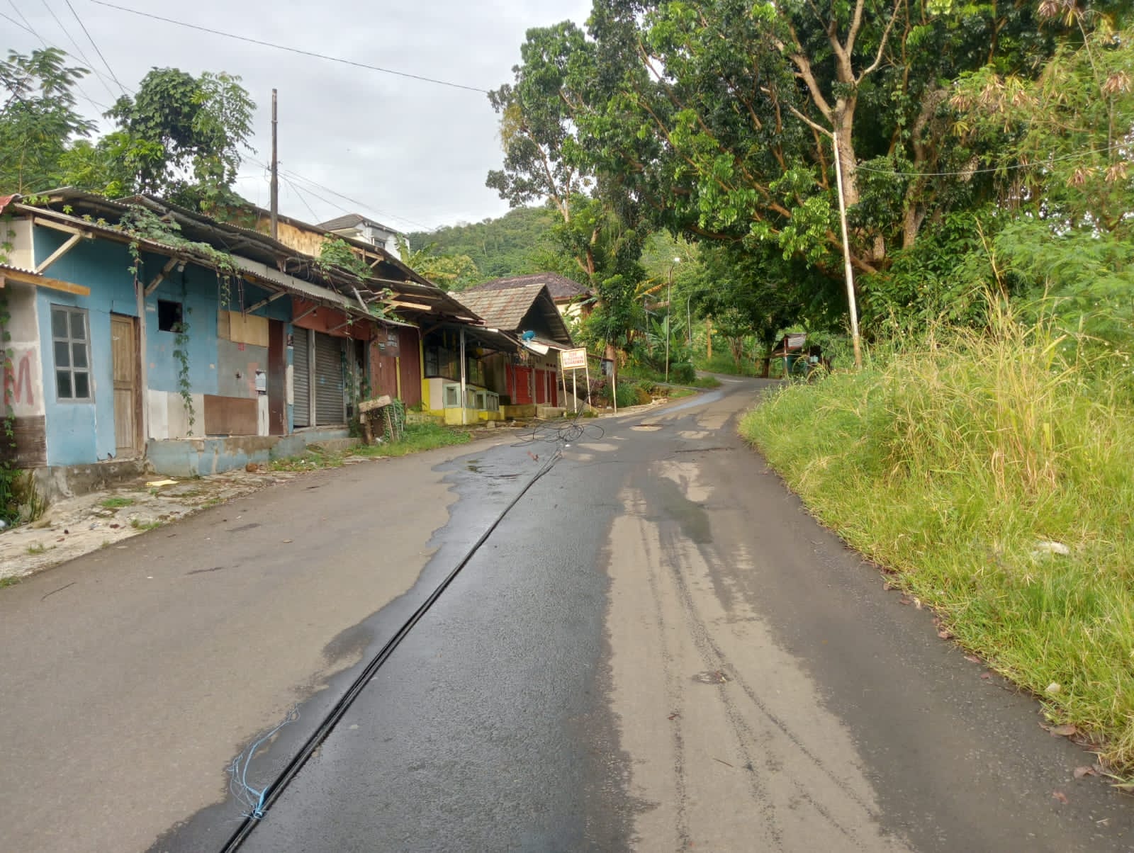 Kabel Listrik Terlepas di Jalan Citepus Palabuhanratu Sukabumi Membahayakan Pengendara, Warga Harap PLN Segera Perbaiki